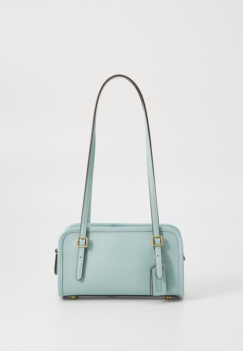 Sac à main en cuir vert menthe de forme rectangulaire, avec une bandoulière longue et un fermoir doré. Texture lisse et étiquette de logo discrète.