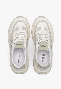 Witte sportieve sneakers met gaaspanelen, zachte crème accenten en dikke rubberen zolen. Inclusief veters en gevoerde kraag voor extra comfort.