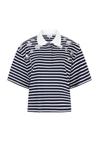 Gestreepte polo met korte mouwen in marineblauw en wit, met een witte kraag en metalen bloemversieringen op de schouders.
