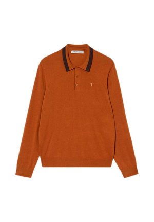 Polo à manches longues orange avec un col marron foncé. Présente un logo discret sur la poitrine et une texture tricotée lisse.
