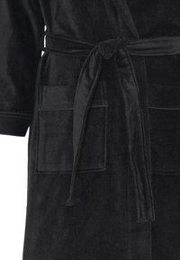 Sort, tekstureret bomuldsbadekåbe med en bundet taljebælte, to frontlommer og et klassisk sjalskrave-design.