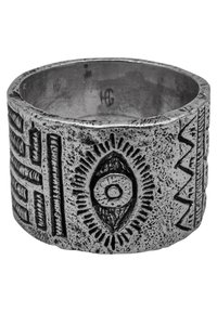 Bague en métal avec une finition argent oxydé. Présente des surfaces texturées avec des motifs géométriques et un design central en forme d'œil.