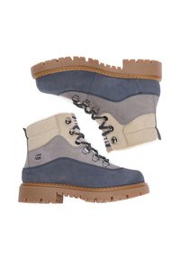 Zweifarbige Wanderstiefel in Blau-Grau und Beige mit Schnürung, dicken braunen Profilsohlen, Metallösen und gepolsterten Knöchelmanschetten.