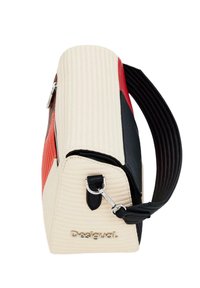 Gestructureerde tas met textuur in crèmekleurige, zwarte en rode panelen, een strakke vorm, ritssluiting en een zwarte schouderband met ribbelstructuur.