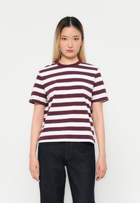 Camiseta de rayas en marrón y blanco, de mangas cortas, escote redondo, material de algodón, corte relajado, rayas en contraste, textura suave.