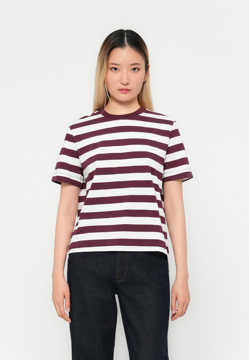 Camiseta de rayas en marrón y blanco, de mangas cortas, escote redondo, material de algodón, corte relajado, rayas en contraste, textura suave.