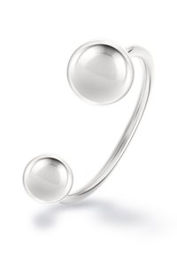 Zilveren metalen ring met een gebogen ontwerp, met twee gepolijste sferische uiteinden, één groter en één kleiner, wat een moderne, minimalistische uitstraling creëert.