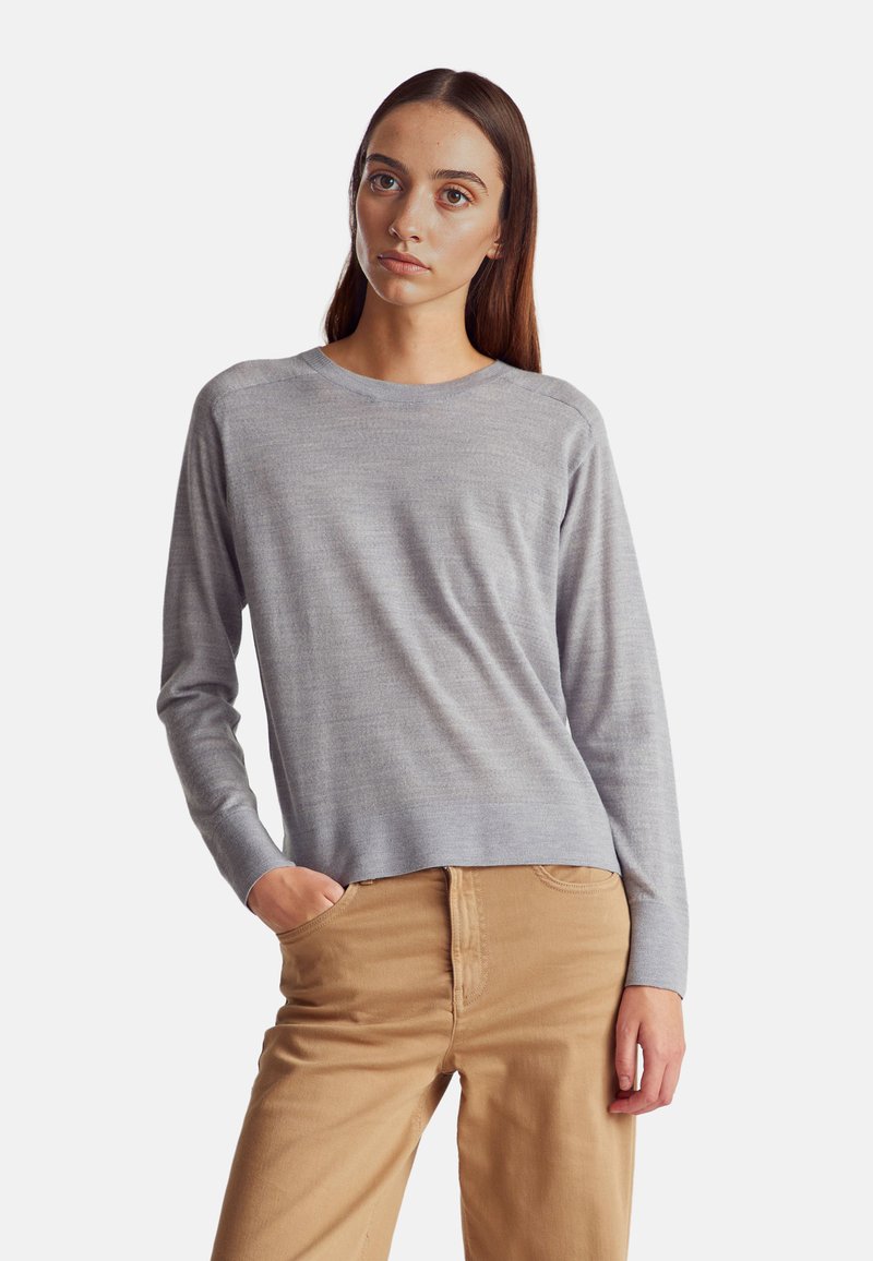 Maglione grigio chiaro a maniche lunghe con scollatura rotonda e polsini a costine. Realizzato in morbido materiale con una finitura leggermente testurizzata.