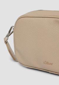 Borsa a tracolla in pelle beige con superficie текстurizzata, forma rettangolare, ferramenta in argento e un logo impresso discreto.