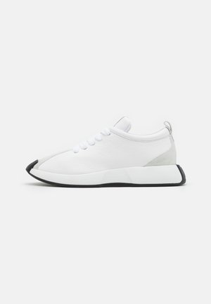 Sneakers - white