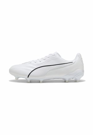 Witte leren voetbalschoen met een zwarte gebogen streep en kleine noppen onder de zool, gezien vanaf de zijkant op een witte achtergrond.
