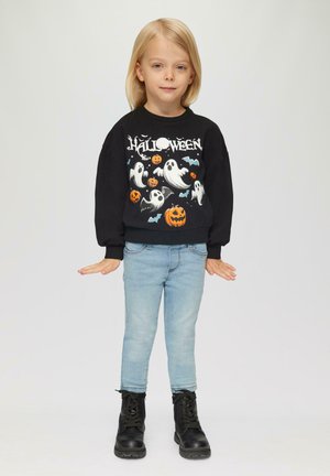 Schwarzer Sweatshirt mit Geister- und Kürbisdruck, hellblaue Jeans und schwarze Stiefel. Einfaches Design, lässiger Schnitt, geeignet für Kinder.