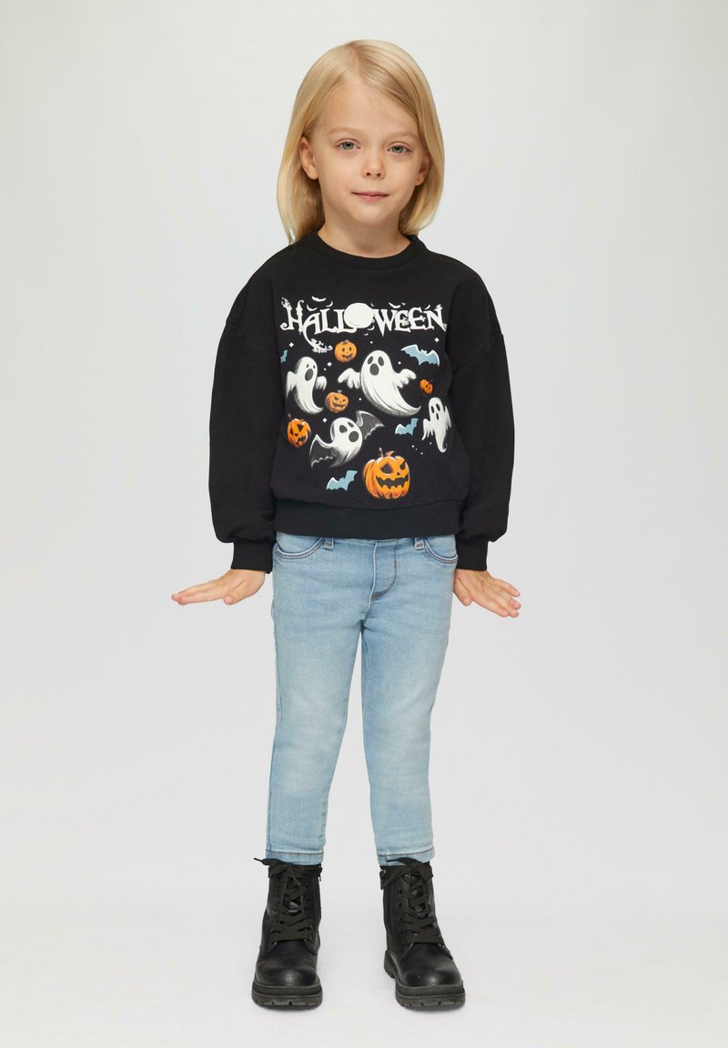Zwarte sweatshirt met geesten- en pompoenprint, lichtblauwe spijkerbroek en zwarte laarzen. Eenvoudig ontwerp, casual pasvorm, geschikt voor kinderen.
