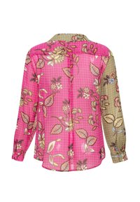 Blouse à manches longues en rose et vert olive avec des motifs floraux, présentant une coupe décontractée, des poignets à boutons et un détail de yoke au dos.