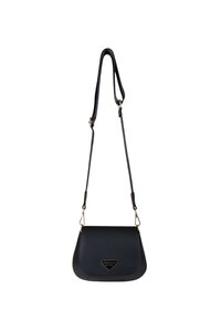 Bolso bandolera de cuero negro con diseño plano, correa ajustable, herrajes dorados y una placa con logo triangular en el frente.