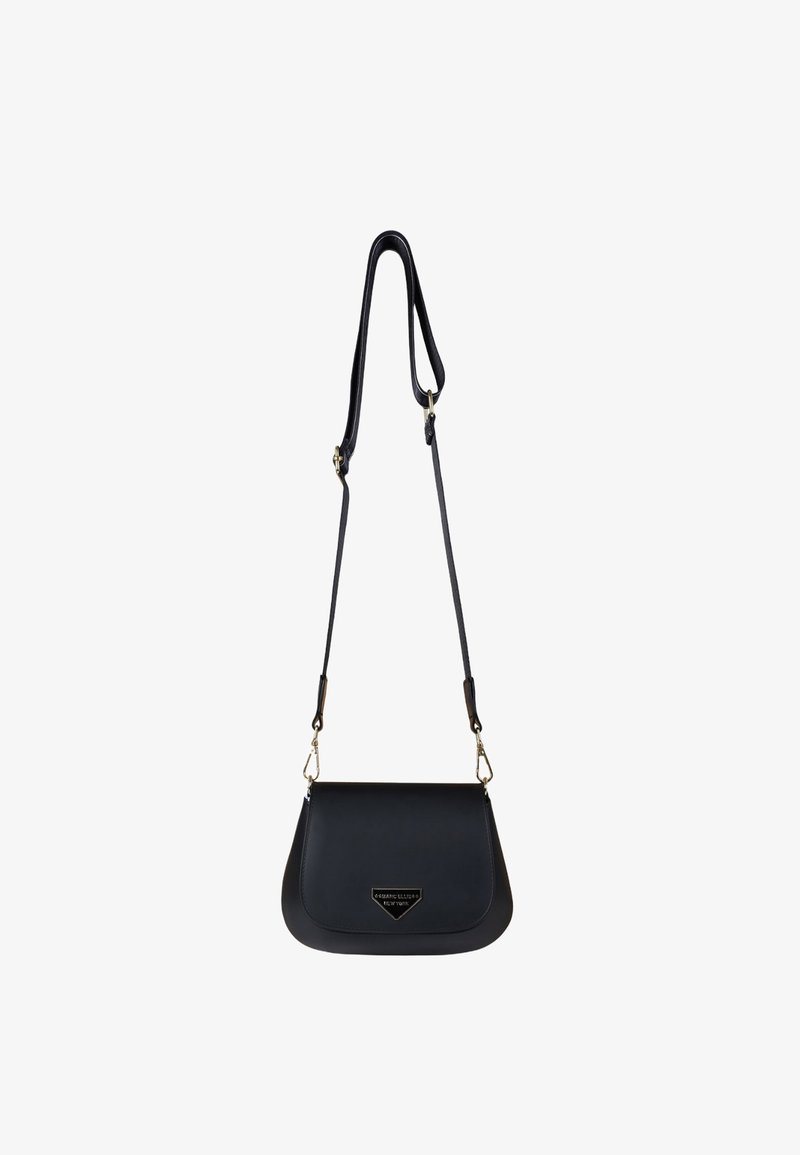 Bolso bandolera de cuero negro con diseño plano, correa ajustable, herrajes dorados y una placa con logo triangular en el frente.