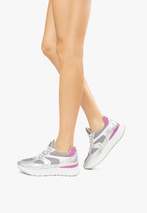 Baskets de sport argentées et roses avec panneaux en mesh, col rembourré et épaisse semelle blanche, présentant des accents irisés et un design à lacets.