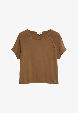 T-shirt corta marrone a maniche corte con cuciture a taglio vivo e scollo rotondo, con una piccola etichetta logo sull'orlo inferiore.