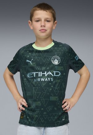 Donkergroene voetbalshirt met geometrische patronen in lichter groen. Bevat een ronde hals, korte mouwen en logodetails op de borst.