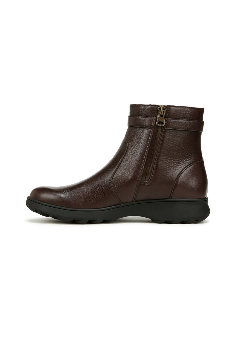 Bottines en cuir marron avec une fermeture éclair sur le côté, semelle en caoutchouc et deux sangles décoratives autour de la cheville pour un détail supplémentaire.