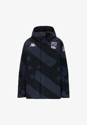 Giacca con cappuccio blu scuro con motivo a stelle, presenta una toppa con la bandiera degli Stati Uniti, logo Kappa e tasche frontali. Realizzata in un materiale liscio e resistente all'acqua.