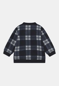 Fleecejacke mit einem navy- und graumelierten Karomuster. Verfügt über einen runden Kragen und gerippte Bündchen. Weicher Griff mit lässiger Passform.