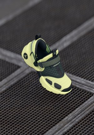 JORDAN TRUNNER LX - Baskets basses - luminous green/anthracite/reflective silver-coloured