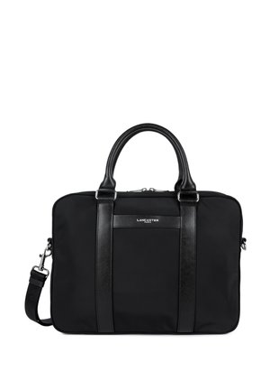 Sacoche d'ordinateur portable noire en nylon avec des accents en cuir. Dispose d'une fermeture éclair, de poignées doubles et d'une bandoulière amovible. Détail du logo à l'avant.