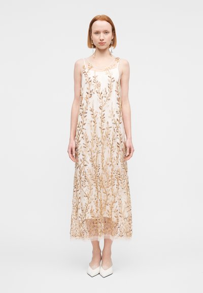 Μακρύ, αμάνικο φόρεμα από διαφανές ύφασμα με χρυσή κεντητική με λουλούδια. Διαθέτει εφαρμοστό μπούστο και ρέον στρίφωμα, με λεπτές τιράντες.