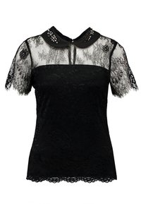 Blusa negra de encaje de manga corta con patrones florales, parte superior del pecho y mangas transparentes, cuello tipo Peter Pan adornado y dobladillo con forma ondulada.