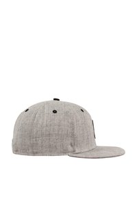 Grå baseballcaps med en strukturert form, flat skygge og teksturert stoff. Har svarte øyer og en svart logo-patch på siden.