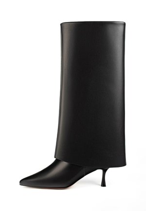 Juodas odinis aulinukas su aukštu, struktūruotu cilindriniu vamzdžiu ir smailiu toe, su plona stiletto kulnu. Lygi tekstūra.