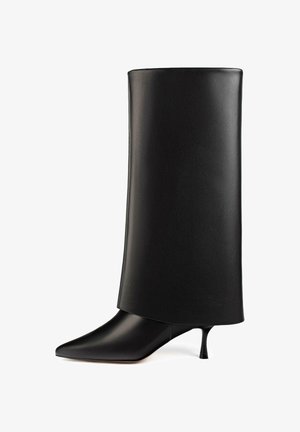 Sort læder ankelstøvle med en høj, struktureret cylindrisk skafter og en spids tå, samt en slank stiletto hæl. Glat tekstur.