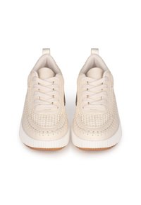 Sneaker beige con tomaia in maglia testurizzata, punta rotonda e suola in gomma. Dotate di due linguette e lacci piatti. Design minimalista.