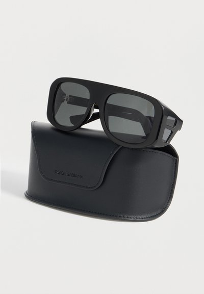 Μαύρα ορθογώνια γυαλιά ηλίου Dolce & Gabbana με σκουρόχρωμους φακούς που ακουμπούν σε μια μαύρη δερμάτινη θήκη που ταιριάζει.