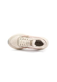Sneaker beige con accenti in crema morbida, tomaia texurizzata, punta rotonda e lacci beige. Dettagli rosa chiaro vicino alla suola. Interno foderato morbido.