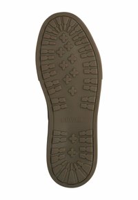 Sole in gomma con superficie texturizzata. Presenta un pattern variegato di scanalature e battistrada, colorato in marrone con il marchio "BLACKSTONE".