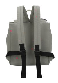 Mochila gris pequeña con correas negras, que presenta una textura suave y coloridos patrones de estrellas en rosa y naranja. Se ven las hebillas de ajuste.