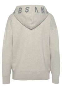 Hellgrauer Kapuzenpullover mit gerippten Bündchen, lockerer Passform und "ABS AND" in Dunkelgrau auf der Kapuze bedruckt. Sanfte Stoffstruktur.