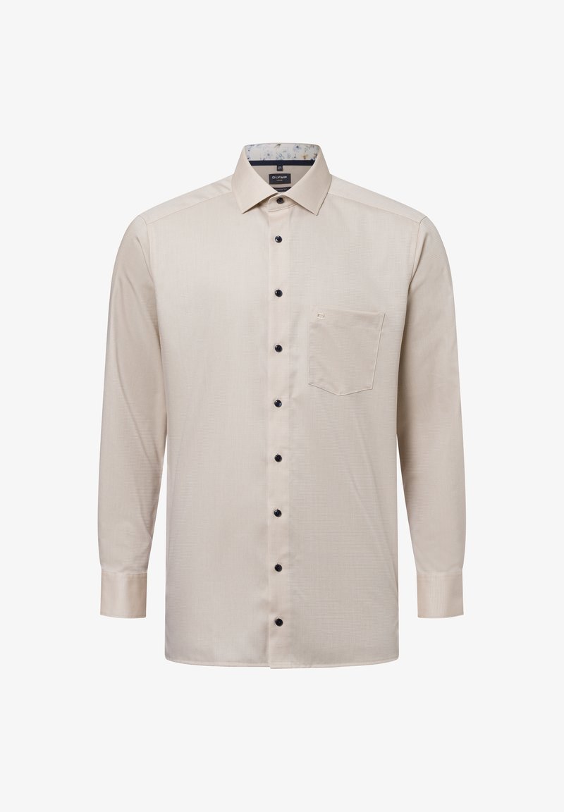 Beige langhangend shirt met een subtiele textuur, zwarte knopen, een borstzak en een gestreepte binnenkraag.
