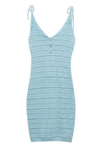 Helles blaues gestricktes Kleid mit verstellbaren Bindeträgern, V-Ausschnitt und drei hölzernen Knöpfen auf der Vorderseite. Streifenstruktur im gesamten Kleid.
