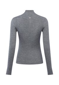 Maglione grigio a coste con collo alto e maniche lunghe, con silhouette aderente e design minimalista. Texture liscia e leggero splendore.