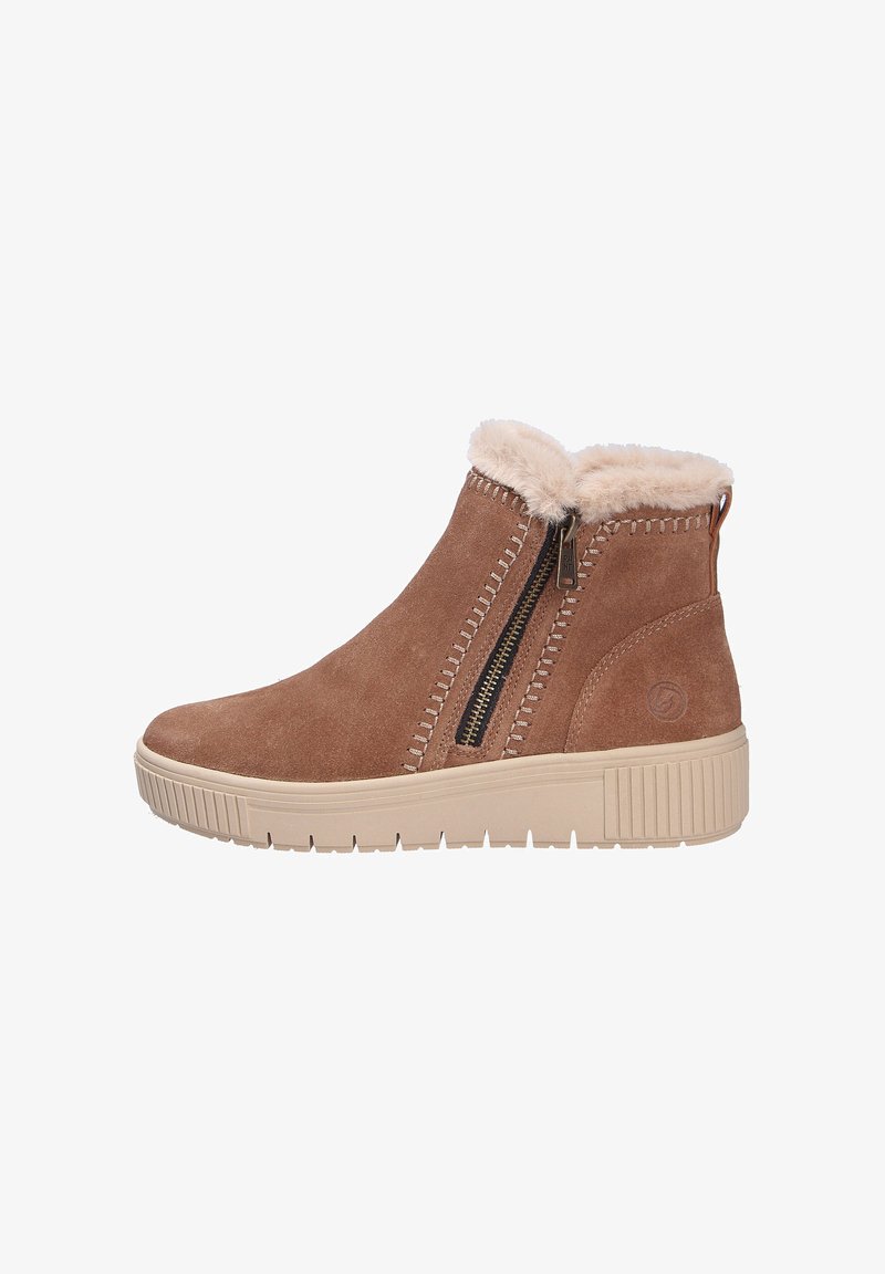 Botas de tobillo de ante marrón con un cuello de piel sintética beige y esponjosa, cremalleras laterales y una suela texturizada de color claro. Detalles de costura a lo largo de las costuras.