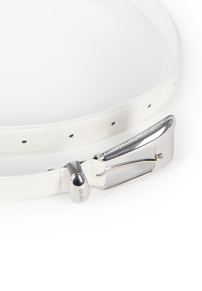 Weißer Ledergürtel mit glänzender silberner Schnalle und Öse, ausgestattet mit mehreren Einstellungslöchern am Riemen.