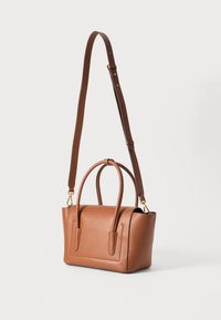 Sac à main en cuir marron avec une surface texturée, deux poignées supérieures et une bandoulière ajustable. Doté d'accents en matériel doré.