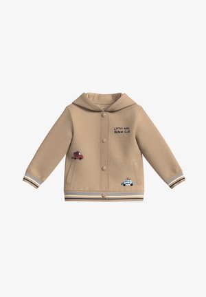 Beige Kapuzenjacke aus strukturiertem Stoff, mit zwei gestickten Fahrzeugen. Blau-braune Streifenakzente an den Bündchen und am Saum. Vorderer Druckknopfverschluss.