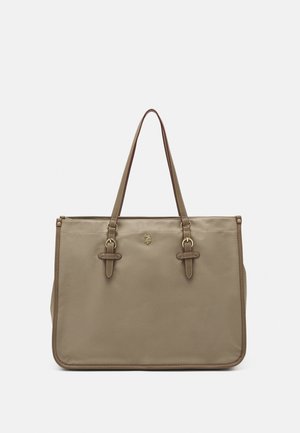 Beige rektangulær mulepose med dobbelte skulderstropper og en lille guldløve-emblem midt foran.