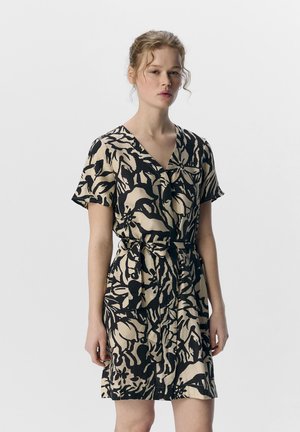 OBJKARINA RE SHORT NOOS - Shirt dress - sandshell aop black flower