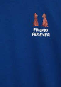 Kék pulóver, amelyen két rajzfilm kutya látható, a "FRIENDS FUR EVER" felirattal fehér színben, puha anyaggal és laza fazonnal.