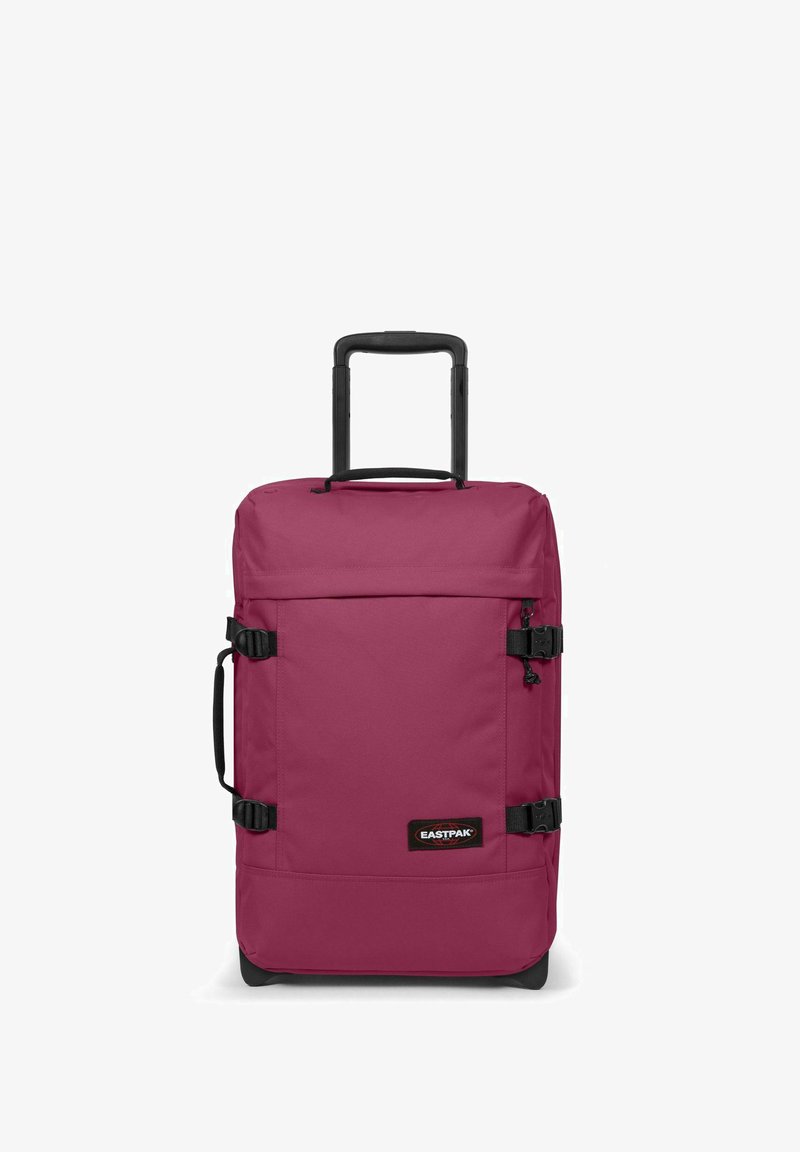 Mörkröd resväska med ett utdragbart handtag, kompressionsremmar och en slitstark tygytan. Har Eastpak-logotyp.